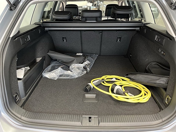 Volkswagen Passat 3 of 18