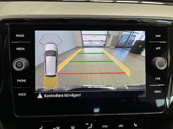 Volkswagen Passat 12 of 18