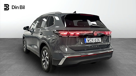 Volkswagen Tiguan 3 of 12