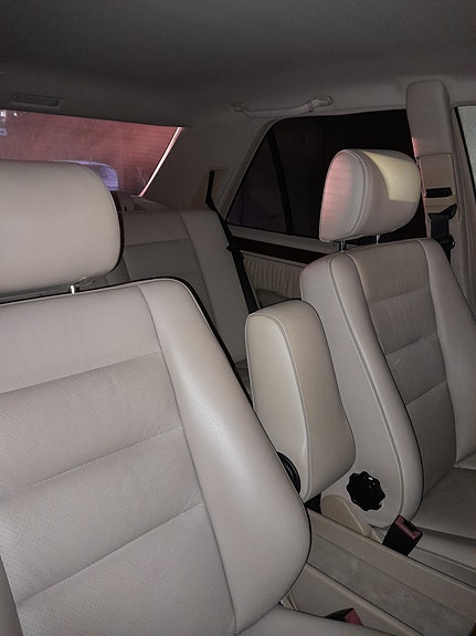 Mercedes-Benz E220 2 of 7