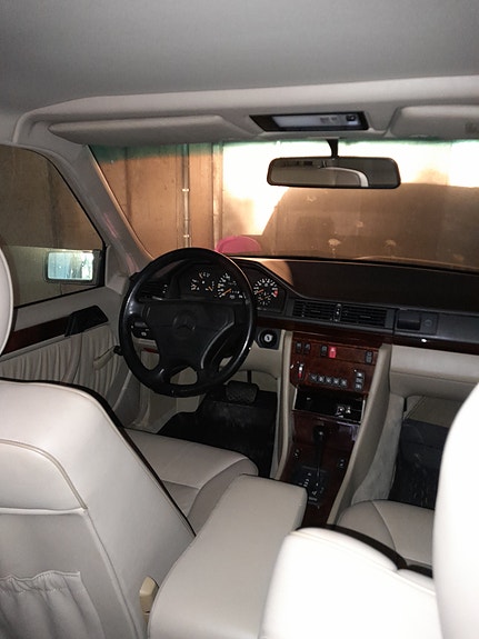 Mercedes-Benz E220 4 of 7