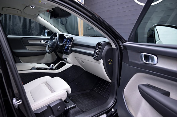 Volvo XC40 12 of 29