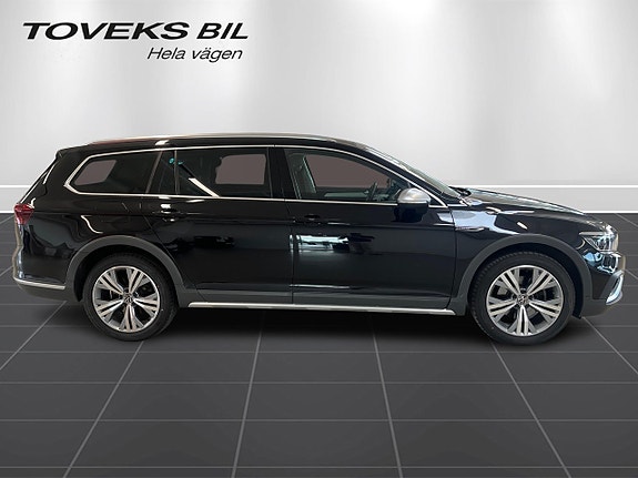 Volkswagen Passat Alltrack 2 of 17