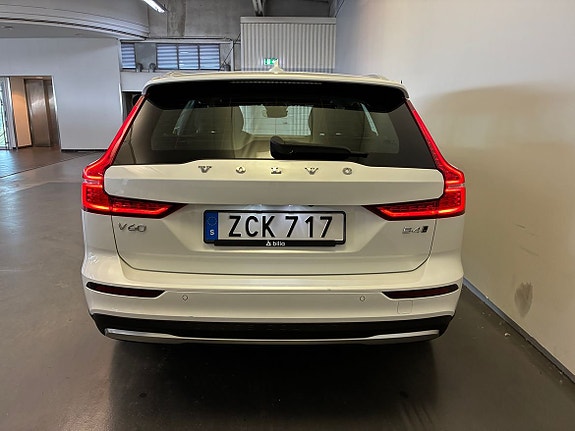 Volvo V60 Cross Country 7 of 19