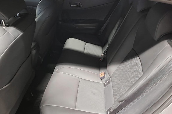 Toyota C-HR 8 of 15