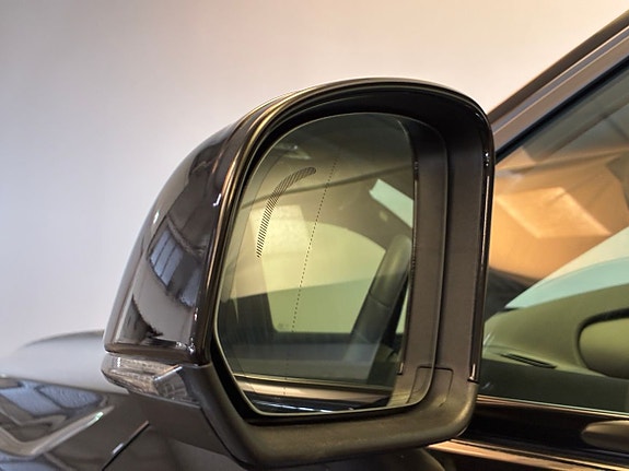 Volvo EX40 13 of 24