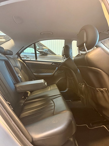 Mercedes-Benz C32 11 of 12