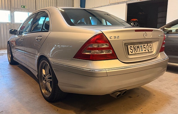Mercedes-Benz C32 2 of 12