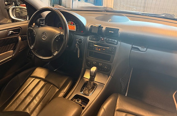 Mercedes-Benz C32 9 of 12