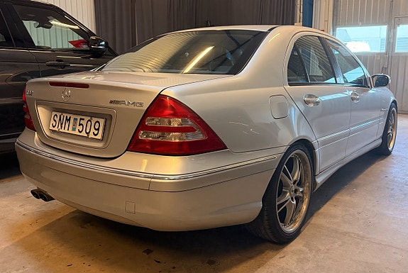 Mercedes-Benz C32 4 of 12