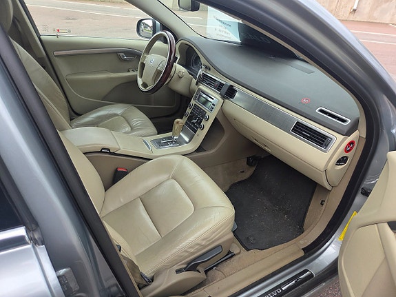 Volvo V70 11 of 16