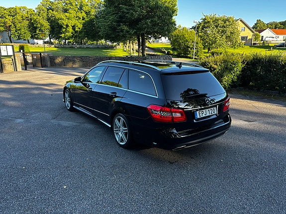 Mercedes-Benz E220 2 of 8