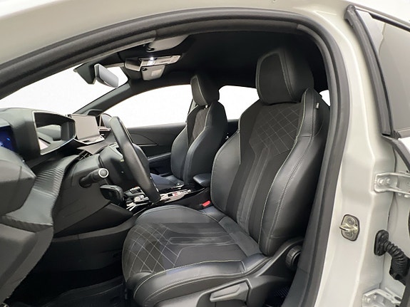 Peugeot e-208 11 of 30