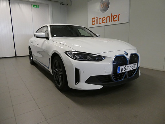 BMW i4 3 of 27