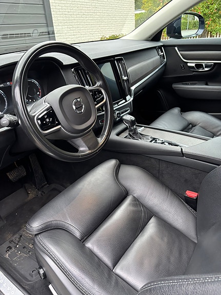 Volvo V90 Cross Country 2 of 7