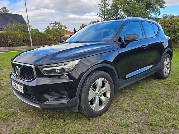 Volvo XC40 2 of 19