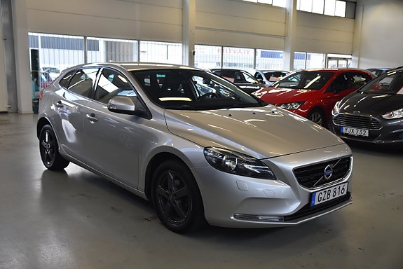 Volvo V40 2 of 12