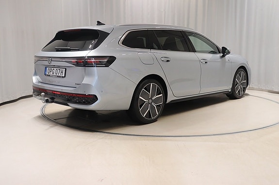 Volkswagen Passat 4 of 13
