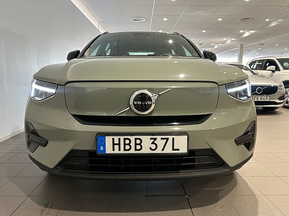 Volvo XC40 2 of 19