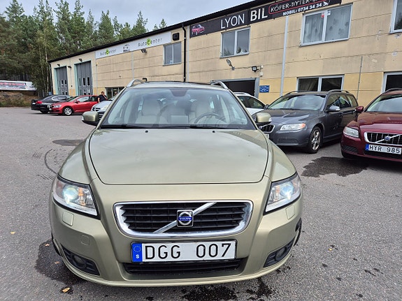 Volvo V50 2 of 16