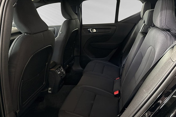 Volvo XC40 8 of 19