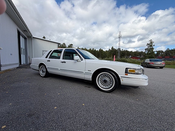 Lincoln Town Car 5 of 14