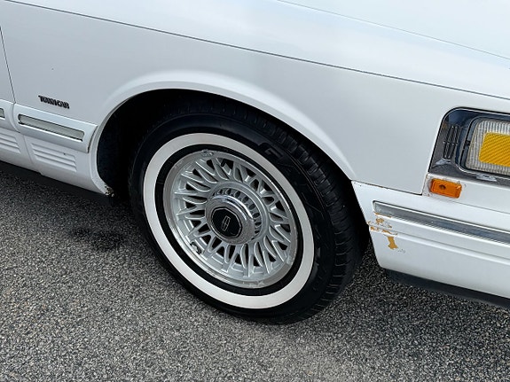 Lincoln Town Car 8 of 14