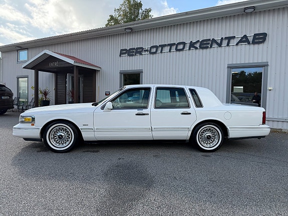 Lincoln Town Car 6 of 14