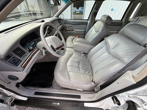 Lincoln Town Car 10 of 14
