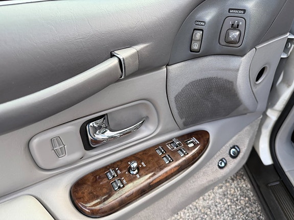 Lincoln Town Car 13 of 14