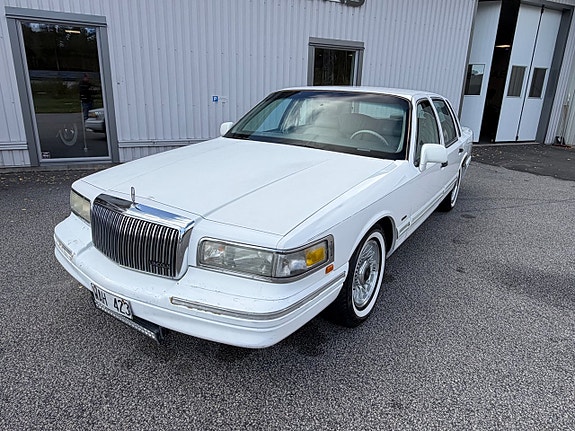 Lincoln Town Car 3 of 14