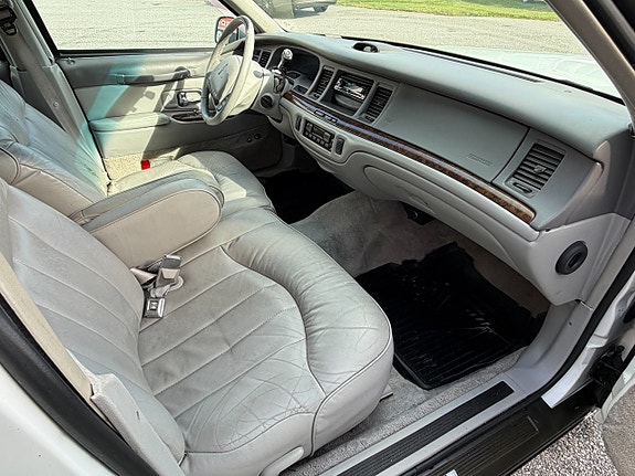 Lincoln Town Car 11 of 14