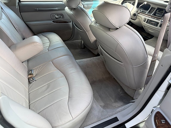 Lincoln Town Car 12 of 14