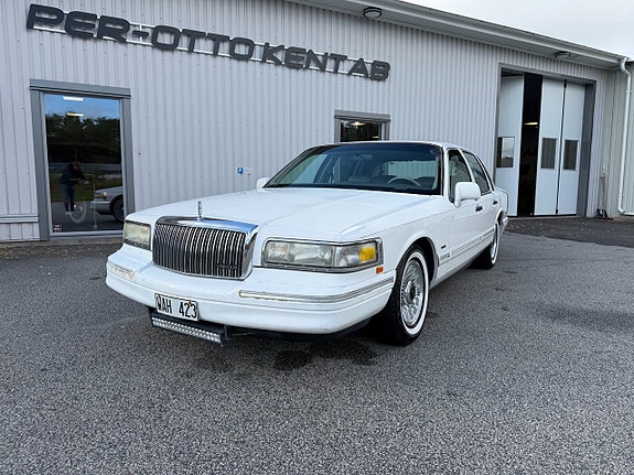 Lincoln Town Car 2 of 14