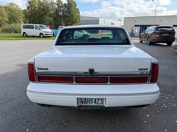 Lincoln Town Car 7 of 14