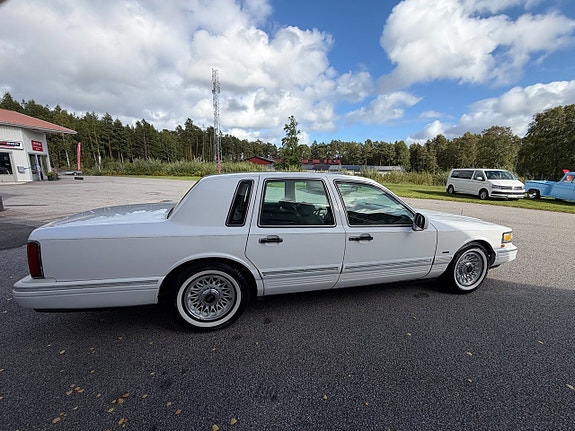 Lincoln Town Car 4 of 14