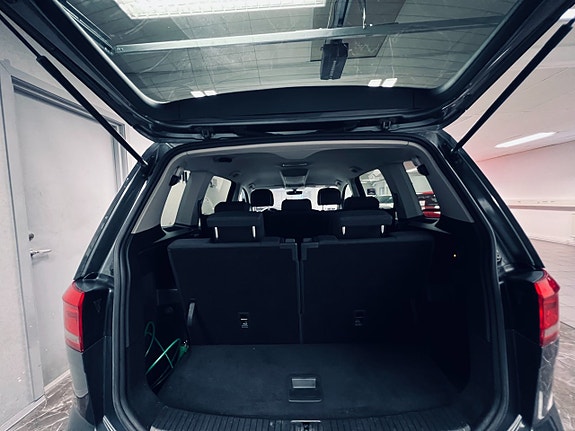 Volkswagen Touran 9 of 27