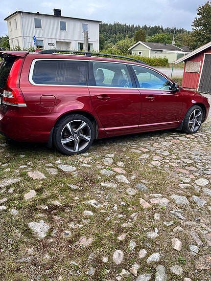 Volvo V70 2 of 4