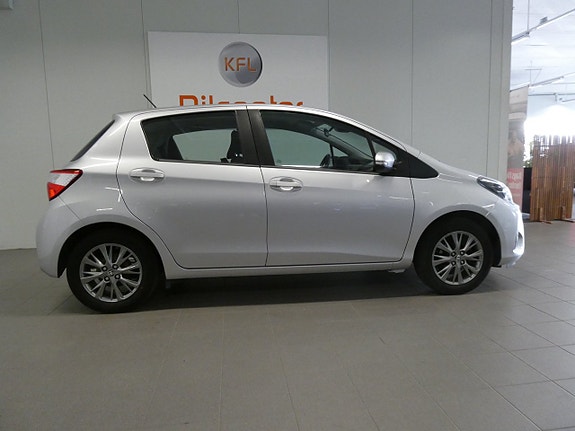 Toyota Yaris 5 of 21