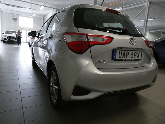 Toyota Yaris 8 of 21