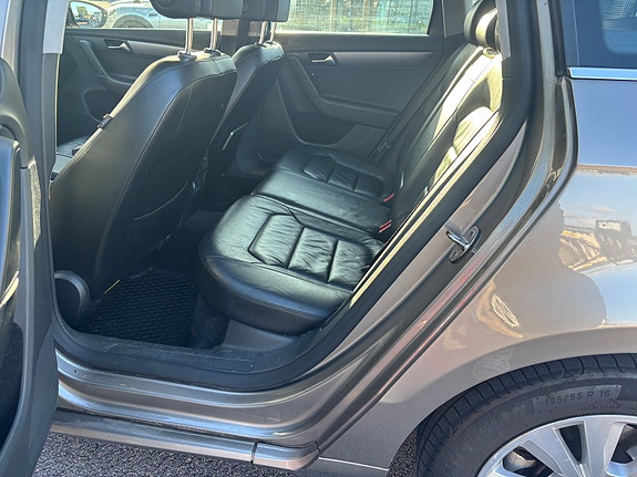 Volkswagen Passat 10 of 12