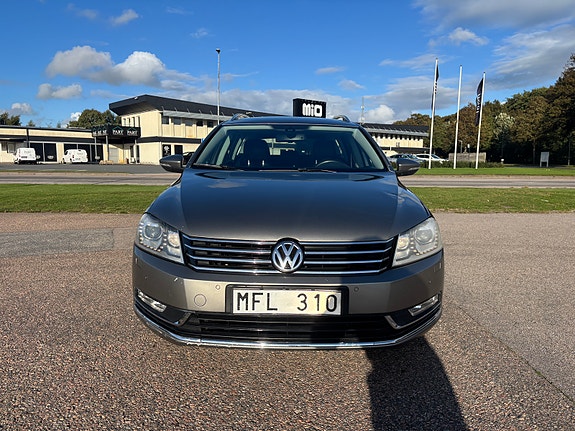 Volkswagen Passat 2 of 12