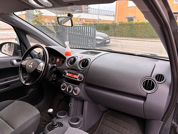 Mitsubishi Colt 18 of 21