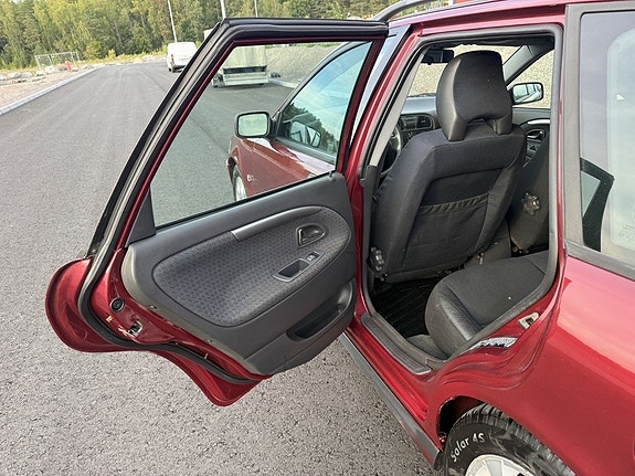Volvo V40 11 of 27