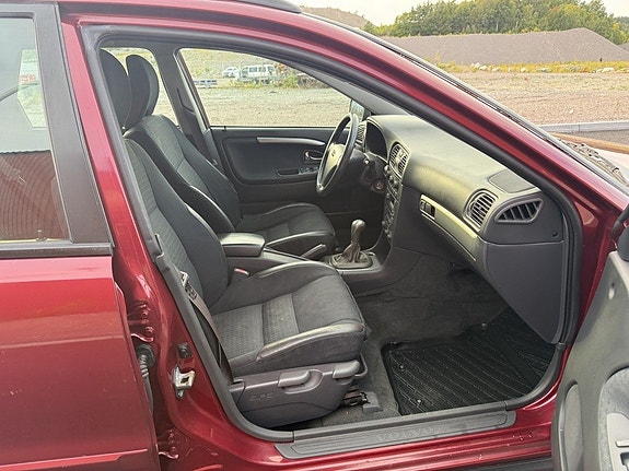 Volvo V40 17 of 27