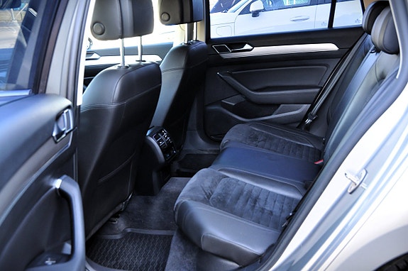Volkswagen Passat 13 of 26