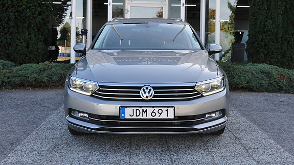 Volkswagen Passat 2 of 26