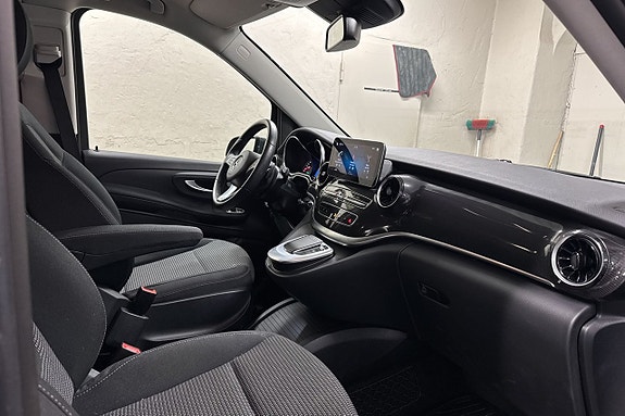 Mercedes-Benz V220 6 of 23