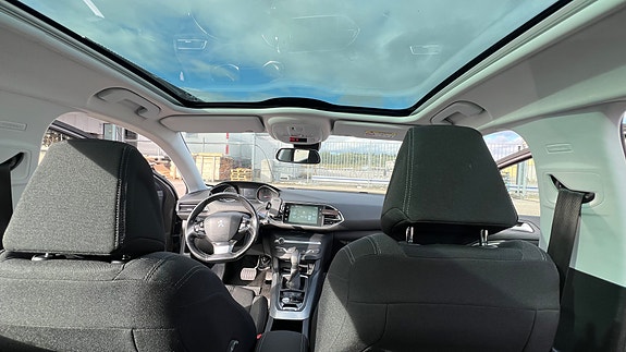 Peugeot 308 SW 2 of 5