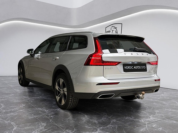 Volvo V60 Cross Country 3 of 23